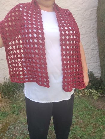 Weil mir das Muster des Shirts Mayla von Elke Eder so gut gefiel, habe ich ein Schultertuch aus Restwolle gehäkelt...vielen Dank, liebe Elke!