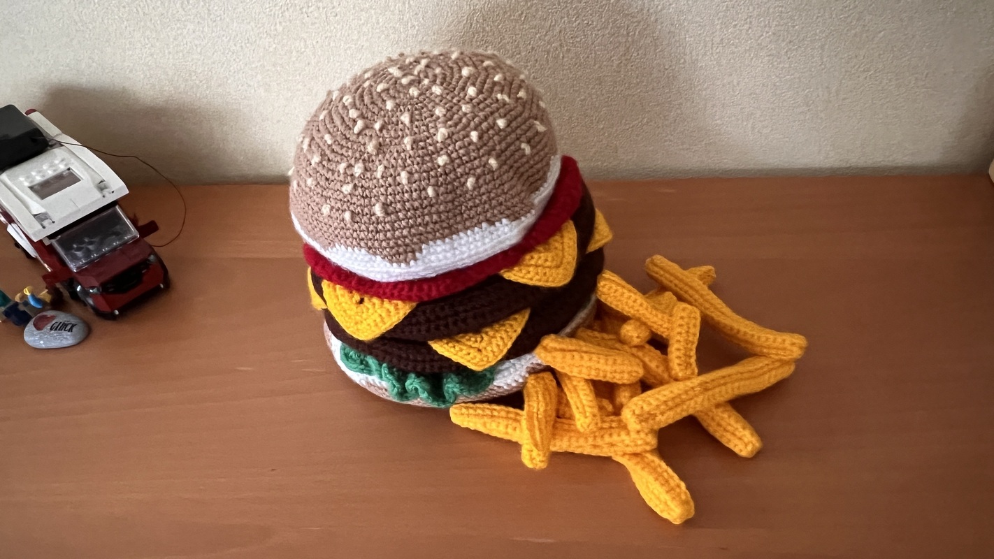 Klorollenhut Cheeseburger mit Pommes - Häkelanleitung