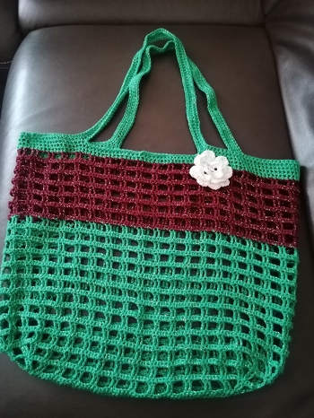 Meine erste Tasche ist fertig. Die Anleitung ist gut verständlich und es ging alles leicht von der Hand. Ich habe noch eine Blume dazu gemacht. Ganz quadratisch ist meine Tasche nicht geworden, aber das stört mich nicht. Weitere Taschen sind schon in Planung. Danke für die tolle Anleitung 🙂