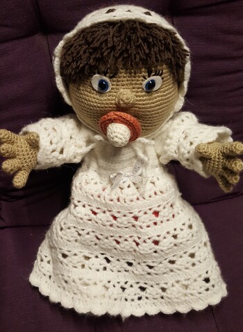 Mein Baby Emmi....ich habe statt Puppenhaare zu verwenden Wollhaare eingeknüpft, da ich mit den Puppenhaaren überhaupt nicht zurecht gekommen bin. Sie ließen sich für mich schlecht verarbeiten und haben sich auch immer wieder gelöst. Ansonsten bin ich mit der Anleitung super zurecht gekommen.....wird bestimmt nicht das letzte Baby sein, das ich anfertige....bei 3 Enkeltöchtern :-D
