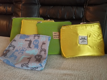 Mein Sohn (8 Jahre) wollte so gern was nähen, die Entscheidung fiel auf kleine Taschen, also habe ich das schnittmuster geladen, gedruckt und vorbereitet.
Dafür das er kaum Erfahrung hat, hat er seine Taschen richtig gut gemacht. Mit jedem genähten Lieblingsstück ist er besser geworden. Es war also einfach genug für ihn.
Er ist wahnsinnig stolz und freut sich schon auf die nächste Nähstunde mit Mama 😅