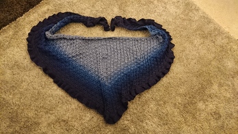 Ich musste mir die Anleitung selber anders aufschreiben da ich die Art der Beschreibung etwas kompliziert fand (die Zeichnung und Bilder haben aber sehr geholfen) und die eigentliche Beschreibung aufhörte bevor ich einen wirklichen Rapport hatte, aber mit etwas reinfuchsen (es war mein erstes Tuch mit Farbverlaufsgarn und in der Art) lies es sich gut zu arbeiten. Ich musste 2x Ribbeln damit ich die Abschlusskante noch hin bekam, leider ist es kleiner geworden als ich erhofft hatte (200g = 800m, 4er Nadel) Dafür hat mein Mann jetzt einen individuellen Schal.
Alles in allem würde ich es mal mit einem größeren Bobbel noch mal versuchen