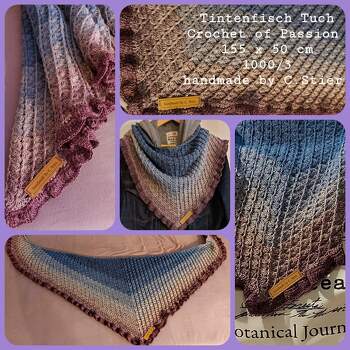 Ein schönes eingängiges Muster. Absolut fernsehtauglich.
Lediglich die Berechnung für die Abschlusskante kam bei mir nicht hin. Ich habe geschätzt nur 1/5 der Wolle benötigt, wenn nicht sogar etwas weniger. Aber das ist ja auch immer von der Wolle, der Nadelstärke und der Art und Weise wie man häkelt abhängig.
Ein schönes Tuch ohne die mittleren Zunahmen und somit ohne die typische Mittelnaht. Die Abschlusslante gibt dem Tuch etwas verspieltes und passt gut zu dem leichten Muster.