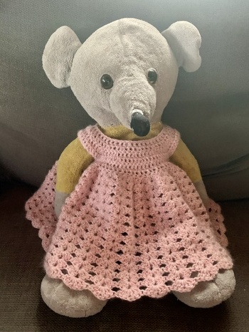 Das Lieblingskuscheltier meiner Tochter hat jetzt endlich was anzuziehen. 😉
Super Anleitung; leicht nachzuarbeiten. Vielen herzlichen Dank! ❤️