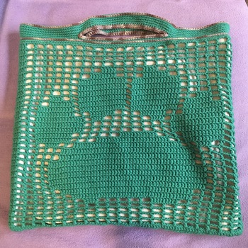 Heute ist die Tasche für mein Patenkind fertiggeworden. Ich habe noch eine Innentasche eingenäht und oben die Bügel verstärkt. Ich hoffe es gefällt.