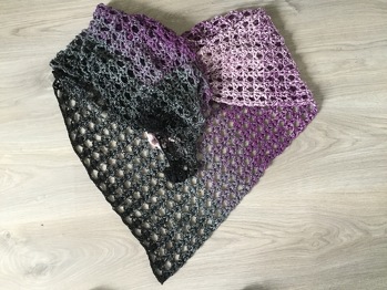 Mein Tuch ist fertig. Das Muster ist wirklich einfach, aber die Wirkung ist toll. Vielen Dank für die Anleitung.