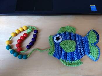 Ganz tolle Anleitung. Ging leicht von der Hand. Alle kritischen Schritte waren sehr gut als Text mit Bildverweis erklärt.
Gehäkelt mit Catania Color 201 und Catania 418 von Schachenmayr.