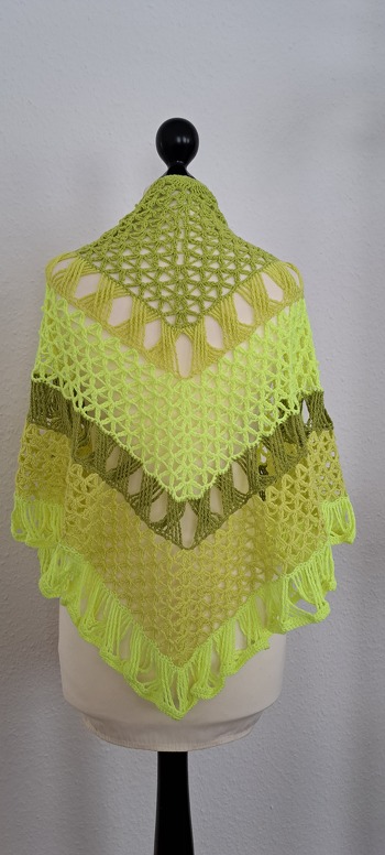 Bei diesem Crossover - Tuch habe ich verschiedene Reste von Grün-Gelb-Tönen verbraucht. Es ist 130 x 66 cm groß geworden mit 3-fädigem Garn.