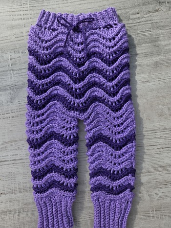Tolle Hose,  macht Spaß zu häkeln! Es wurden gleich Beinwärmer im selben Design bestellt für ein größeres Kind