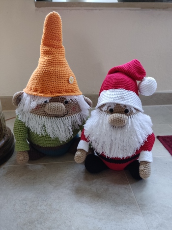 Beide nach gleicher Anleitung, gleiche Wolle nur verschiedene Nadelstärken und einmal v stich und einmal x stich.