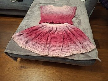 Ich bin mit der Beschreibung sehr gut zu recht gekommen.
Meine Enkelin  trägt den Rock und das Oberteil ständig.