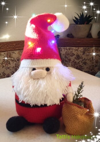 Huhu Brigitte, wie versprochen bekommst du ein Bild von meinem Nikolaus. habe etwas abgewandelt da ich einen Sack aus meiner eigenen Anleitung gehäkelt habe und eine Batteriebetriebene Lichterkette in die Mütze versteckt..
Danke dir für die tolle Anleitung es hat mir richtig Spaß gemacht.