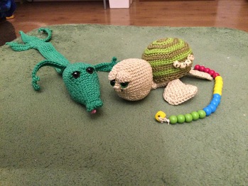 Tolle Anleitung,es hat Spaß gemacht sie zu arbeiten. Man braucht ein bisschen Geduld, aber das Ergebnis belohnt einen. Auf das Foto hat sich auch noch Hektor,das Lesezeichenkrokodil geschlichen.