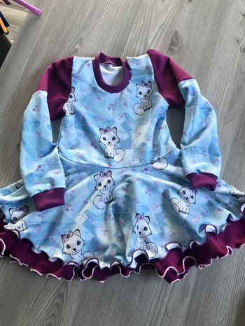 Wunderschönes Kleid, schon 5 genäht und werden noch mehr folgen.