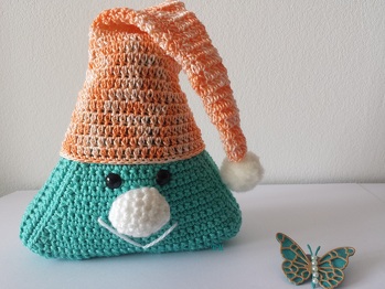 Sehr gut erklärte Anleitung!
Habe die Mütze mit ½ Stb. gehäkelt ;-) (weil ich mich schwer mit festen Maschen tu) und frei Nase zugenommen.
Nochmal merci! ♥