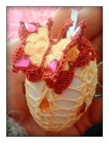 jedes Jahr zu Ostern gestalte  ich die Eier mit etwas anderem! Dieses jahr mit kleinen Schmetterlingen und Strass-tropfen