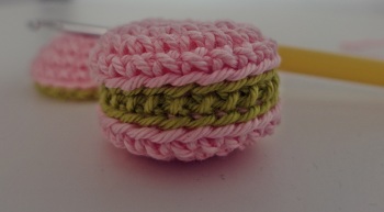 Diese Häkelanleitung ist einfach klasse und dieses Jahr werden diese kleinen, süßen Macaron an meinem Weihnachtsbaum hängen. Öfter mal was neues :)