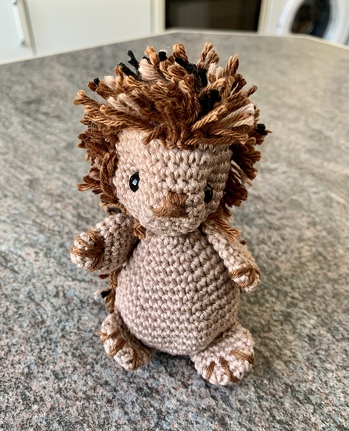 Inzwischen habe ich auch das Igelchen fertig. Nach der gut verständlichen Anleitung war es auch schnell gehäkelt.
Bei den Stacheln allerdings brauchte ich sehr viel Geduld. Gefühlt waren es 100.000 Fäden.😉 nun sieht es ganz toll aus und die Mühe hat sich durchaus gelohnt. Danke!😊