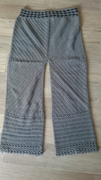 Leicht gehäkelt, das zusammen fügen war etwas frickelig. Das Ergebnis ist hinreißend.