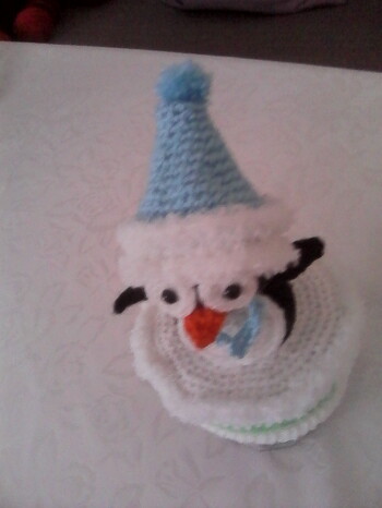 Der Pinguin für den Glasbezug ist fertig und der Schneemann ist in Arbeit. Die Figuren lassen sich schnell und problemlos häkeln. Die Anleitungen sind sehr gut.