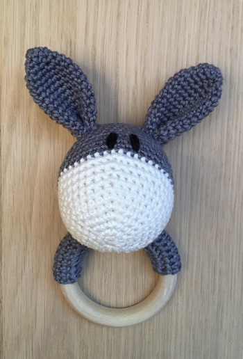 Ich habe den Esel gehäkelt, der Hund kommt auch noch dran! ;))
Sehr süße Beißringe, die Anleitung ist sehr gut nachzuarbeiten! Vielen Dank!