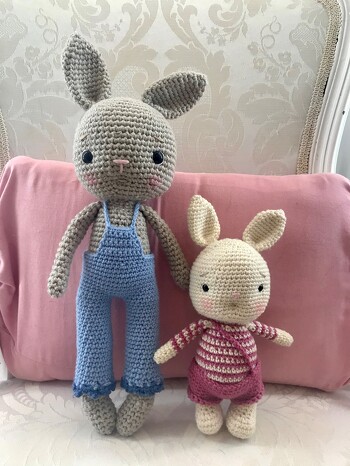 Ganz einfache und super ausführliche und detaillierte Häkelanleitung. Meine erste Häkelarbeit und dann so ein süßes Ergebnis. Bin total begeistert, es hat so viel Spaß gemacht. Ich habe mir schon die nächsten Muster runtergeladen..... Mein kleiner Neffe hat sich so gefreut über die Häschen. Ganz vielen Dank für dieses tolle Muster!!!!!