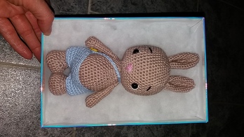 In Watte geplüscht, damit er es schön weich hat während des Transportes 😊