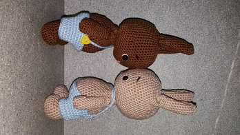 Habe lange schon nach so einer Anleitung gesucht, hier habe ich sie endlich gefunden.
Ich finde das Bäuchlein sooo drollig, dass ich sofort losgelegt habe. Die Anleitung ist selbsterklärd, super einfach geschrieben, auch bestens für Anfänger geeignet. Die passende Wolle aus meiner Kiste gekramt und losgelegt. Der Hase sollte eigentlich ein Geburtstagsgeschenk für einen Freund werden, aber der entstandene Hase war sooo goldig, dass mein Freund ich sofort in ihn verguckt hat - der durfte nicht einfach weggegeben werden - es war Liebe auf den ersten Blick 😍 Da ich kein Herzrnsbtecher bin, habe ich mich sofort rangesetzt und noch einen Hasen gehäkelt. Dadurch dass die Anleitung so toll geschrieben ist, flutschte es nur so und jede Masche hat sofort gesessen. Der 2. Hase war also auch ratz fatz gehäkelt. Jetzt hatten wir zwei suuuper süße Hasen mit diesen drolligen Bäuchlein - was ja der absolute Clou bei diesen Hasen ist - Ich habe dann eine kleine Fotosession mit beiden gemacht bevor der 2. dann nun verschenkt wurde, was mir wiederum fast das Herz gebrochen hat, nachdem die Fotos entstanden sind. Aber da ich wusste, dass der 2. Hase in sehr gute Hände kommt viel es mir nicht mehr soooo schwer und der Beschenkte hat sich sehr sehr dolldrüber gefreut. Er hat ihn im Büro stehen und schaut ihn sich in jeder freien Minute immer wieder an. Und da ich auch öfters Besucherin in seinem Büro bin sehe ich HASI Nr. 2 immer wieder, was mich sehr freut. Dieses Anleitung kann ich absolut empfehlen, aber Achtung, behaltet ihn dann lieber selbst anstatt ihn zu verschenken, da das Ergebnis sooo zauberhaft und goldig wird. Nicht nur zu Ostern toll 👍👍👍 Danke 🤝 für diese drollige und leicht verständliche Anleitung mit Bebilderung bei den Häkelschritten ⭐⭐⭐⭐⭐