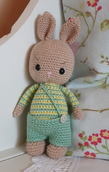 Ich finde den Kleinen bezaubernd. Mir gefallen die Bunnys von Lulu loves the moon einfach total gut.
Sein Brüderchen ist schon in Arbeit.