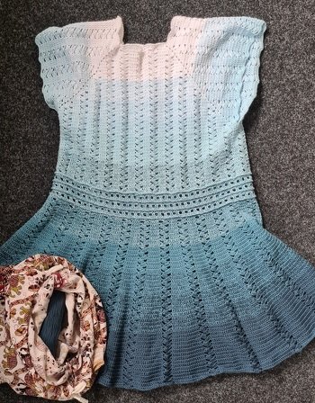 Es bleibt noch einiges an meiner Länge zu machen, dennoch ist das Kleid zumindest soweit fertig (die Länge ändert ja nichts am Gesamten). Irgendwie ist bei mir das Muster viel enger geworden - keine Ahnung wie das so extrem passiert ist - aber mir gefällt es trotzdem :)