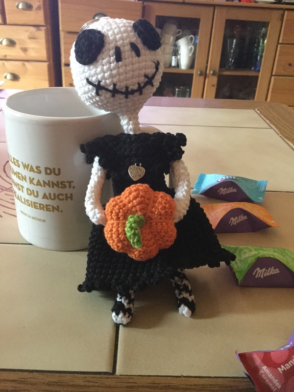 Häkelanleitung Schlüsselanhänger Hallo-Ween Kürbiskönigin mit Kürbis