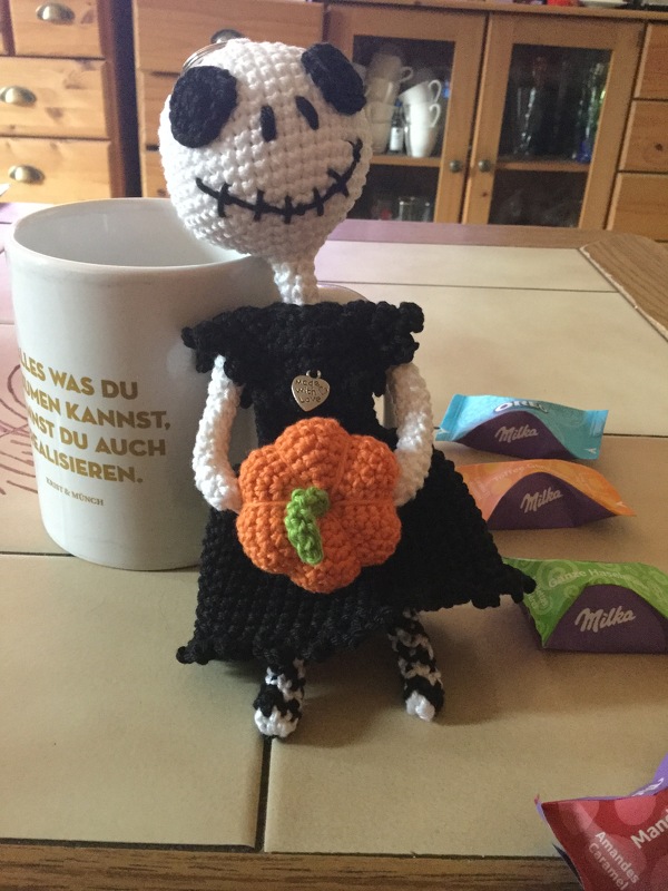 Häkelanleitung Schlüsselanhänger Hallo-Ween Kürbiskönigin mit Kürbis