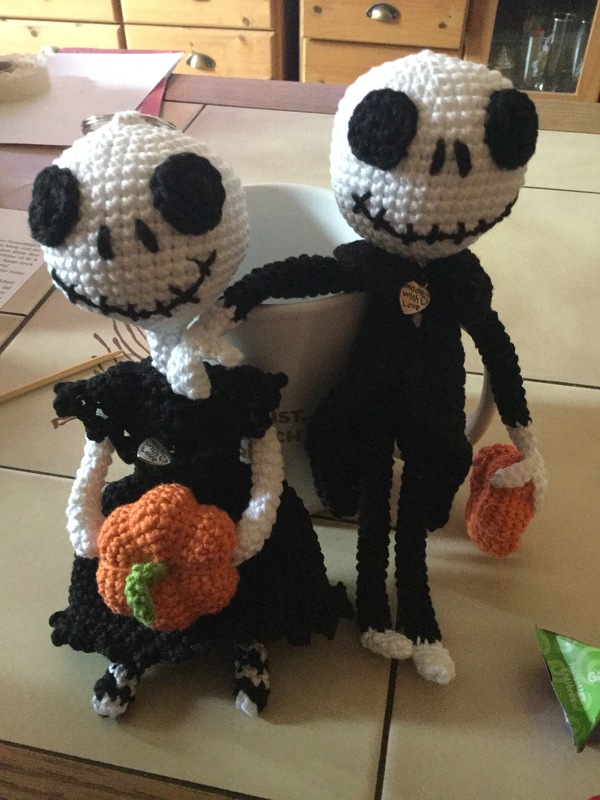 Häkelanleitung Schlüsselanhänger Hallo-Ween Kürbiskönigin mit Kürbis