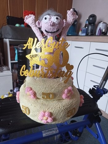 Hab diese Torte für meine Schwester zum 50.Geburtstag gemacht und mal gucken was sie dazu sagt (hatte vor fast einem Monat,aber feiert heute nach).
Anleitung hat nicht so ganz gestimmt mit der Pappe in Größe, da muss man halt anpassen.Für eine Anfängerin nicht so zu empfehlen,eher fortgeschritten.
Anleitung ist sonst eigentlich gut geschrieben,mit ein paar Fehler halt.
Hab die Farbe der Torte geändert,sah mir etwas zu dunkel aus,das passt besser.