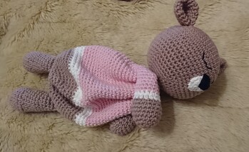 Die Anleitung war super nachzuarbeiten. Das kleine Schmusebärchen kam sehr gut bei seiner neuen kleinen Besitzerin an :-)