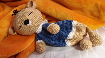 Das kleine Schmusebärchen ist nach seiner Fertigstellung zum meinem kleinen Enkel gewandert. Die Anleitung hat es mir leicht gemacht, den kleinen Herzensbrechen schnell zu häkeln. Mit kleinen Extras hab ich das Bärchen aufgepeppt, so bekam er einen kleinen Schal und auf dem Kopf ein paar "Haare". Mit dem Schal kann man zudem kleine Unzulänglichkeiten beim Annähen des Kopfes gut kaschieren. ;)