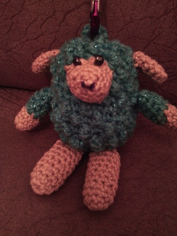 Ich habe ein Ü-Pet Schaf gehäkelt und es als Schlüsselanhänger verschenkt.
Bin gut mit der Anleitung klar gekommen. Danke
LG Heike