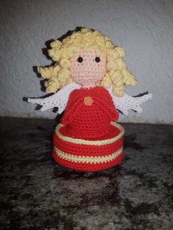 Die Anleitung ist gut verständlich und gut nachzuhäkeln.
Die Haare habe ich abgewandelt, da ich keine Fransenwolle habe.
Mein Engel ist ein Kommunionsgeschenk mit versteckter Bonbon Dose als Sockel.