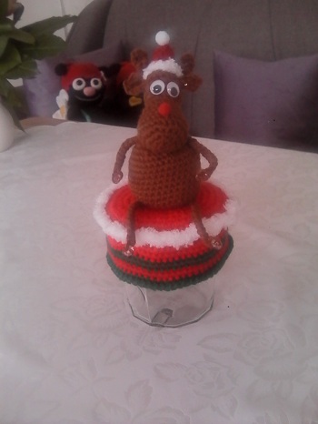 Der Elch für den Deckelbezug ist nun auch fertig. Häkeln ging schnell und gut. Die Anleitung ist ja auch wieder sehr gut und ausführlich. Nun werde ich noch den Engel und den Weihnachtsmann häkeln, das wird ganz bestimmt auch gut klappen. Danke für die guten Anleitungen und gerne wieder.