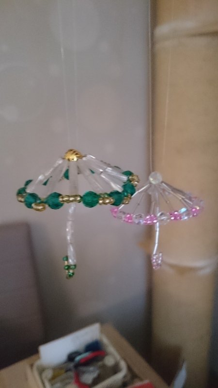 Deko Anhänger Regenschirm aus funkelnden Perlen - ganz einfach