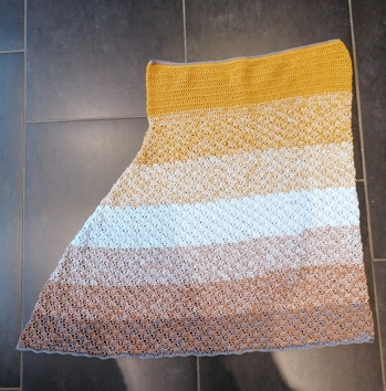 Für die Größe M, habe ich 1155m, 3fädig und der NS 2,75 verarbeitet.