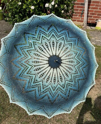 Ich liebe ihn! Habe diesen Schirm https://www.amazon.de/dp/B07H5JJ5Y2/ref=pe_27091401_487024491_TE_item entkleidet. Er ist zwar etwas kleiner im Durchmesser, dafür wirkt er ohne die extreme Rundung eher wie ein Sonnenschirm. Bobbel von Lilu´s Märchengarne. Meine Tochter möchte jetzt auch einen...