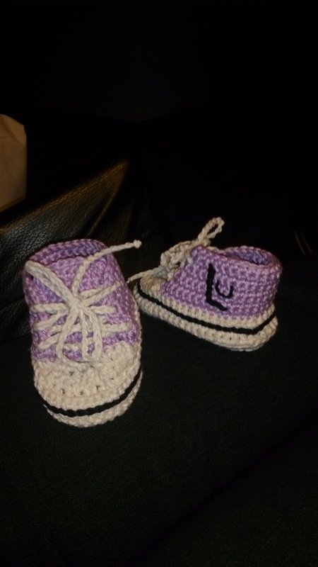 Häkelanleitung für Babyschuhe mit Dekoblume