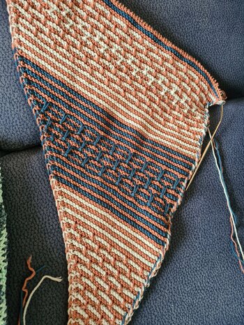 Hat sehr gut begonnen, Anleitung ist auch gut beschrieben, aber irgendwie hat es ein Eigenleben entwickelt, bin dann auf den Geschmack der Hebemaschen gekommen und hab es einfach mit verschiedenen Mustern weitergemacht 😘