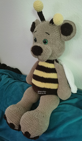 Ich habe das Schnuckelchen mit Chenille gehäkelt, stolze 95 cm