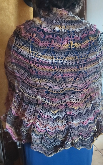 Hat super geklappt, ist auch das zweite dieser Art, weil es meiner Mutter so gut gefallen hat ;) leider hab ich vergessen, nochmal ein schönes Bild in ausgebreitet zu machen... wolle ist kreative melange dk, verbrauch weiß ich leider gerade nicht mehr