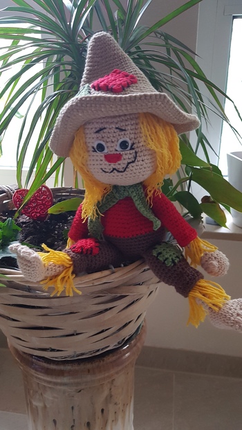 Sehr gute Anleitung, hat alles super geklappt. Da ich immer Probleme habe wenn Kopf und Körper in einem Stück sind, (dann kippt bei mir der Kopf meistens ab. ) habe ich von unten einen Schaschlikspieß eingeschoben.