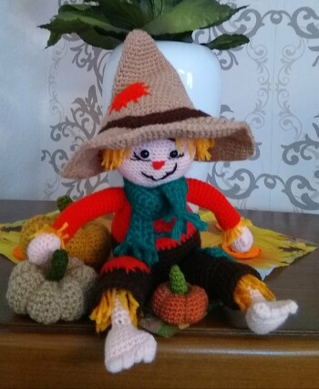 Ich habe an den Schal noch ein paar Fransen geknüpft und ein paar kleine gehäkelte Kürbisse dazu gelegt. Fertig war die wunderschöne Herbstdeko. Jupp ist aber auch wirklich zu niedlich. Wenn ich wieder Zeit habe,  bekommt er bestimmt noch eine Juppeline an seine Seite.