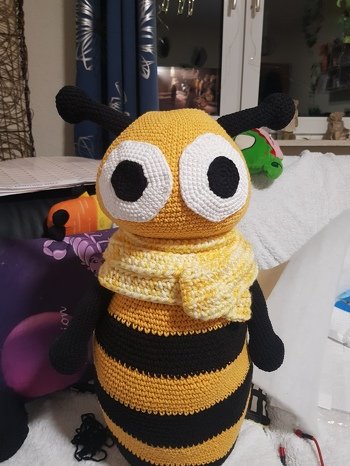 Die anleitung war super einfach, auch wenn ich das ergebnis etwas abgeändert habe, denn meine biene hat noch arme und beine bekomme (beine sind auf dem bild nicht zu sehen, sie kamen erst später dran 😊)