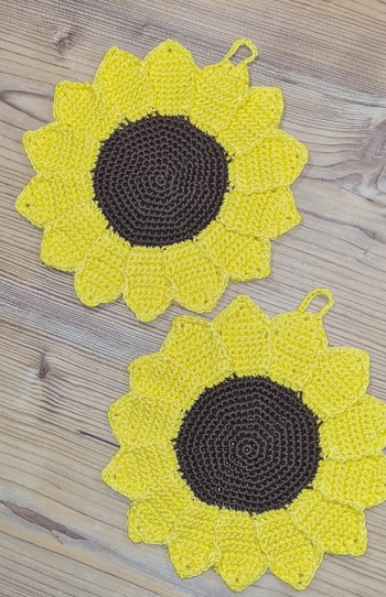 Ich habe schon viele Topflappen gehäkelt, aber diese sind meine absoluten Lieblinge ❣️
Vielen Dank @Wupperwollmaus für diese tolle Anleitung 🫶